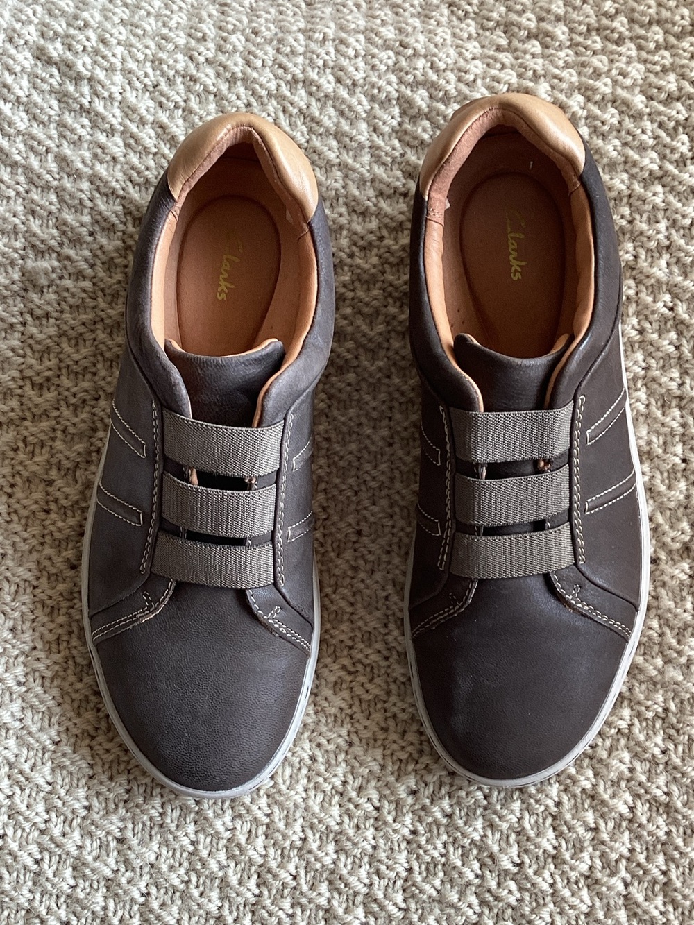Clarks Dark armygreenSlip-On Casual Sneakers with Tan Collar